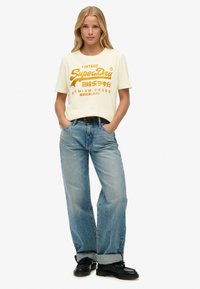 Superdry & Co VINTAGE LOGO RELAXED - Camiseta estampada - desert bone off white