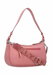 Borsa a tracolla in pelle rosa con finitura testurizzata, tracolla regolabile con scritte, scomparto con zip e dettagli in metallo argentato.