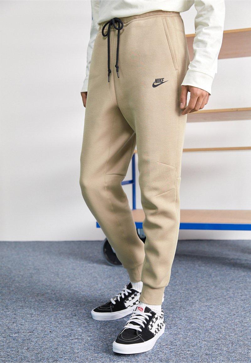Nike Sportswear JGGR TECH FLEECE Tracksuit bottoms khaki/black/khaki Zalando.co.uk