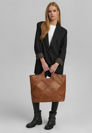 Braune, geflochtene Leder-Tote-Tasche mit einem abgerundeten Ausschnittgriff; gestaltet mit einem Rautenmuster und einer glatten Textur.