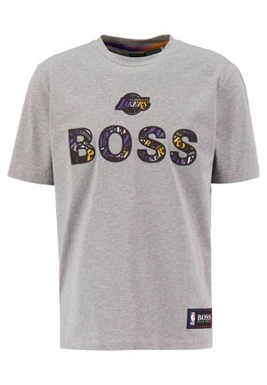 Graues T-Shirt mit kurzen Ärmeln mit "BOSS"-Schriftzug, gefüllt mit Mustern der Los Angeles Lakers und einem Lakers-Logo darüber, unten ein NBA- und BOSS-Logo-Aufnäher.