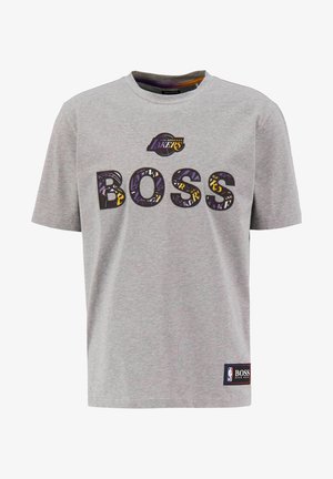 T-shirt gris à manches courtes avec le lettrage "BOSS" rempli de motifs des Los Angeles Lakers et un logo Lakers au-dessus, écusson logo NBA et BOSS en dessous.