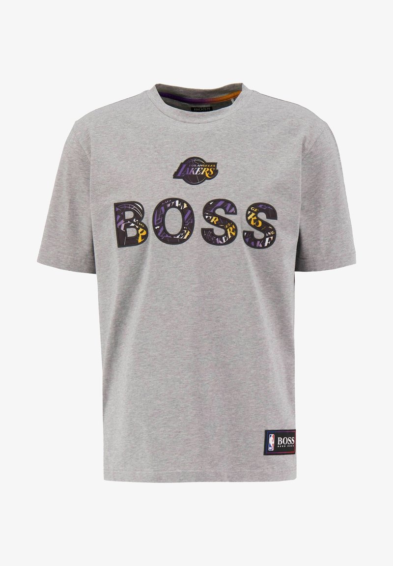 T-shirt gris à manches courtes avec le lettrage "BOSS" rempli de motifs des Los Angeles Lakers et un logo Lakers au-dessus, écusson logo NBA et BOSS en dessous.
