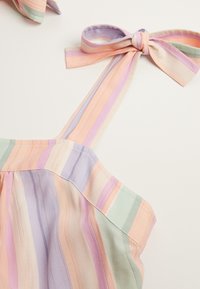 Olkaimeton toppi pehmeissä pastellisävyissä, joissa on pystysuuntaiset raidat vaaleanpunaisesta, laventelista ja vihreästä. Ominaisuutena solmittava rusetti olkapäällä.