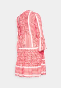 Vestido vermelho com padrão, apresentando mangas largas, bainha em camadas e detalhes em riscas verticais. Fabricado em tecido leve com um acabamento texturizado.