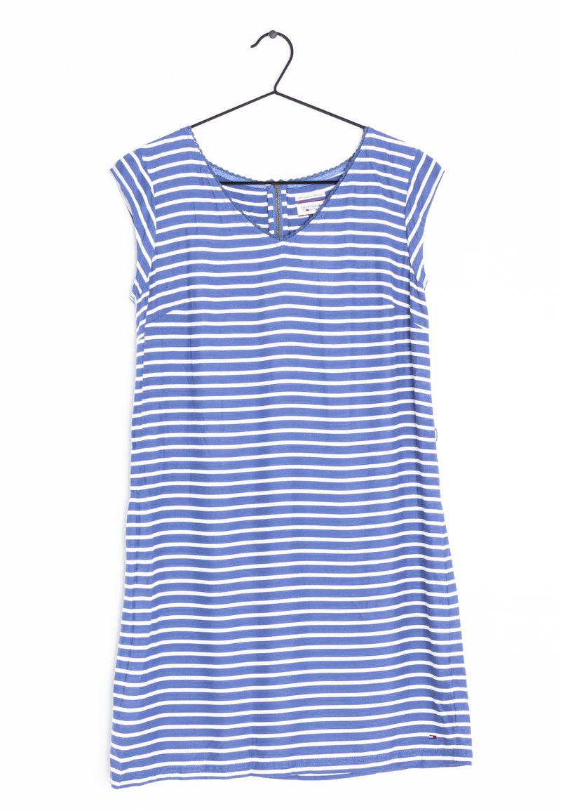 Blå och vit randig klänning med v-ringning, korta ärmar och knapplist bak. Tillverkad av mjukt tyg, har en avslappnad passform.