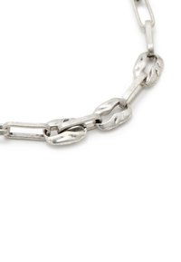 Collier en chaîne en métal argenté avec des maillons de formes variées, y compris des maillons arrondis et allongés, surface texturée et finition polie.