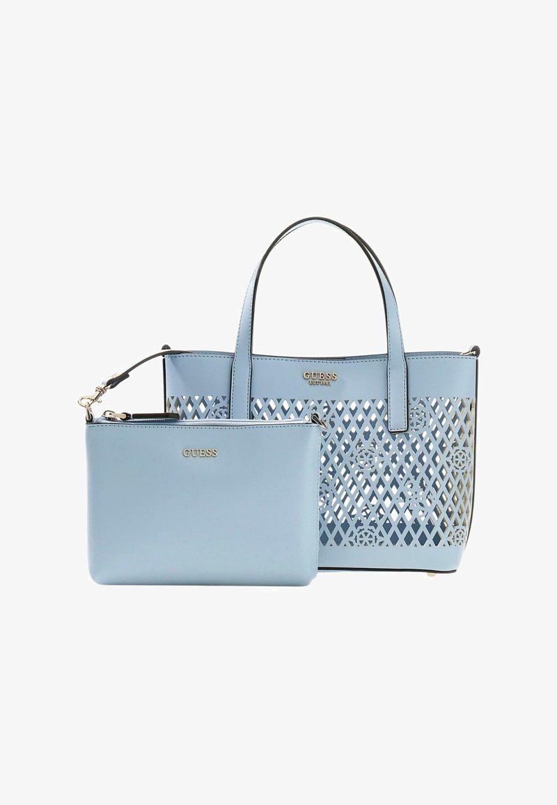 Sac à main Guess bleu clair avec motif à découpes en treillis et pochette zippée assortie détachable, toutes deux ornées d'un logo doré.