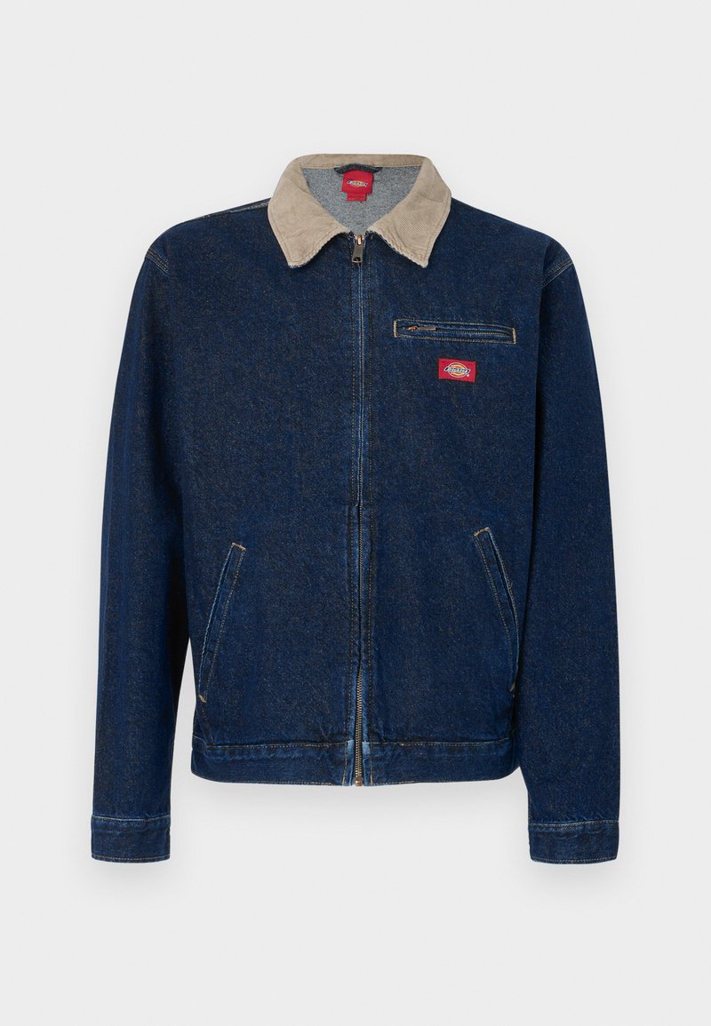 Giacca di jeans blu scuro con colletto in velluto beige e chiusura con cerniera. Presenta una tasca sul petto e due tasche laterali.