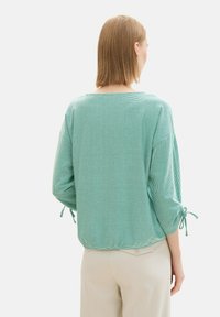 Teal gestreifte Bluse mit lockerer Passform, weitem Ausschnitt und Dreiviertelärmel. Verfügt über Bindebänder an den Ärmeln und einen gerafften Saum.