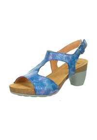 Blaue und lila gemusterte Sandale mit einem Korkfußbett, offener Zehenpartie und einem mittelhohen Absatz. Sie verfügt über einen Schnallenriemen und ein ausgeschnittenes Design im Obermaterial.
