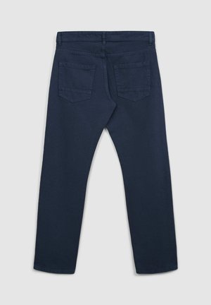 Granatowe spodnie o g�ładkiej fakturze, z dwiema tylnymi kieszeniami, prostym krojem nogawki i standardowym pasem.