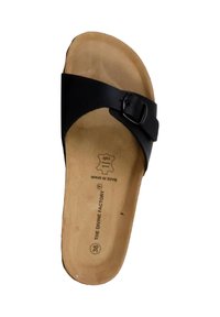 Sort slide sandal med flad sål, der har en bred rem og en metalspænde. Indersålen er tan med præget branding. Størrelse 38.