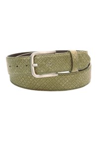 Groene riem met patroon, gemaakt van textuurmateriaal met een zilveren metalen sluiting, voorzien van meerdere gaatjes voor aanpassing en een glad gestikte rand.
