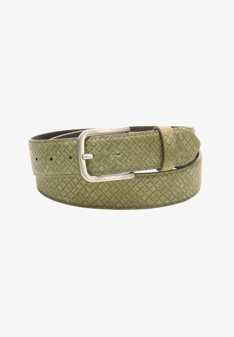 Groene riem met patroon, gemaakt van textuurmateriaal met een zilveren metalen sluiting, voorzien van meerdere gaatjes voor aanpassing en een glad gestikte rand.