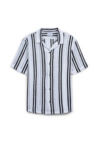 Camicia bianca a maniche corte con bottoni, caratterizzata da un motivo a righe verticali nere e un tessuto a trama intrecciata, posata su uno sfondo bianco.