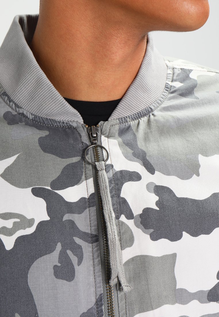Herren Leichte Jacken | Urban Classics VINTAGE CAMO Bomberjacke snow/hellgrau - ZF11754 Herren Leichte Jacken | Urban Classics VINTAGE CAMO Bomberjacke snow/hellgrau - ZF11754