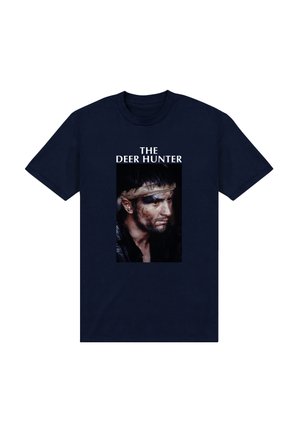 Marineblå bomulds t-shirt med et portrætprint af en mand med et pandebånd, teksten "THE DEER HUNTER" over billedet.