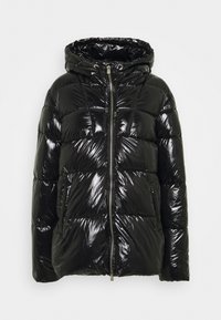 Černá prošívaná bunda s lesklým povrchem, zapínáním na zip a kapucí. Obsahuje vodorovně prošívané části a boční kapsy.