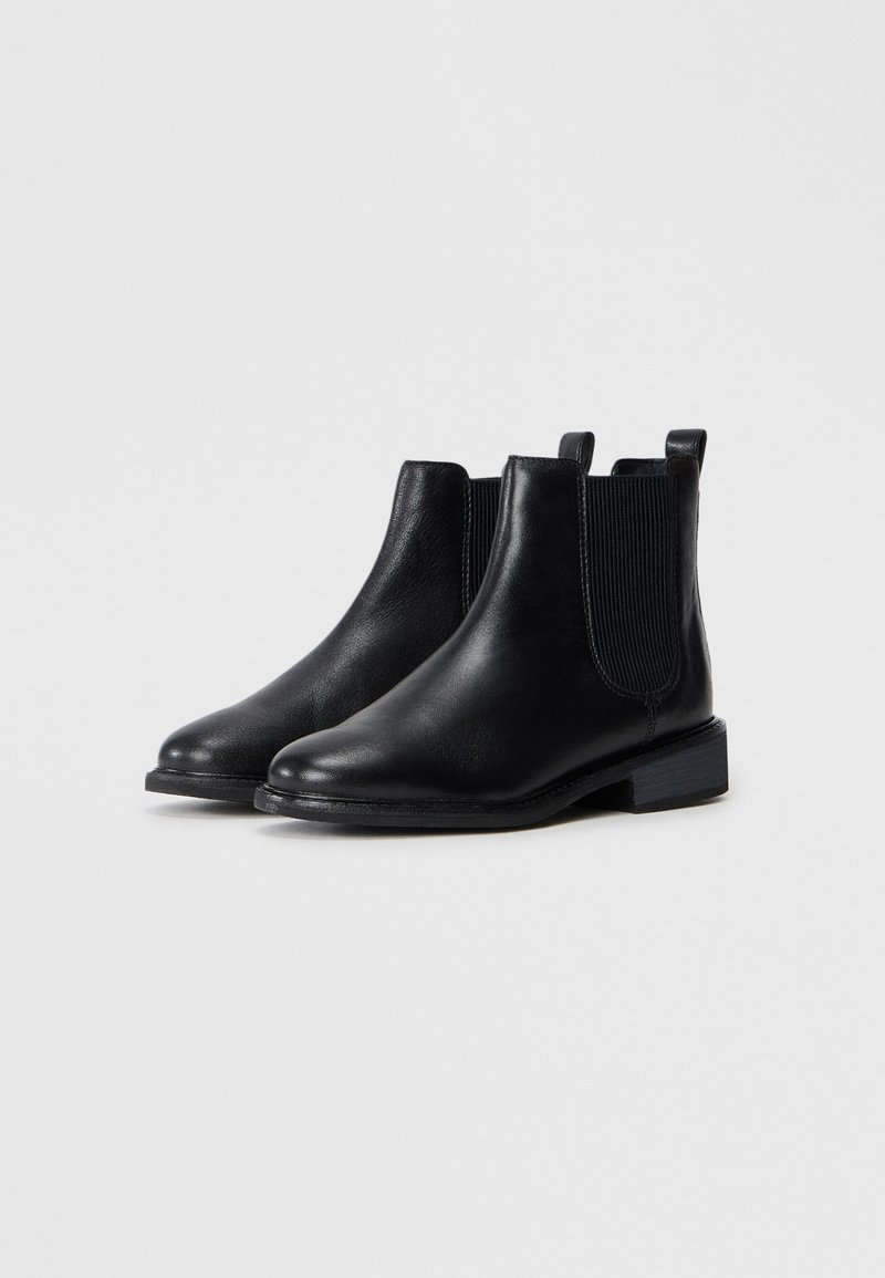 Schwarze Lederstiefeletten mit elastischen Seitenteilen, runder Spitze und niedrigem Blockabsatz; glatte Textur und einfaches Design.