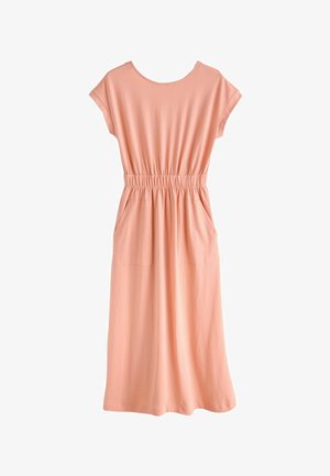 Sukienka w kolorze brzoskwiniowym, z krótkim rękawem, elastyczną talią, bocznymi kieszeniami oraz luźnym krojem, wykonana z miękkiego materiału o gładkiej fakturze.