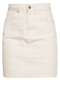 Beige denim minikjol med knapp och dragkedja fram, bältesöglor och två framfickor, visad isolerad på vit bakgrund.