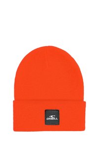 Oranje gebreide beanie met een gevouwen rand. Bevat een zwart vierkant patch met witte branding. Gemaakt van zacht, rekbaar materiaal.