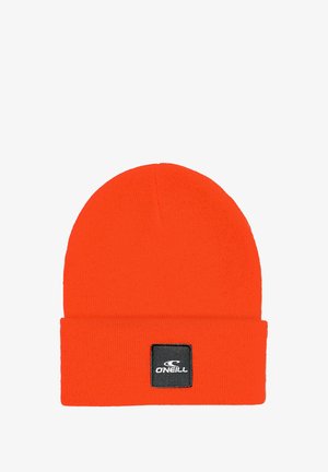 Oranžna pletena kapa z zavihkom. Ima črn kvadratni odtis z belim blagovnim znakom. Narejena je iz mehkega, raztegljivega materiala.