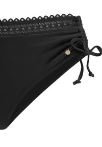 Čierne bikiny s hladkým materiálom, s volánkovým čipkovým okrajom, zaviazaním na boku a zlatými kovovými detailmi.