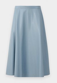 Una gonna a campana di un blu chiaro, realizzata in tessuto morbido, caratterizzata da un design minimalista con una vita pulita e senza chiusure visibili.