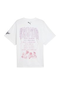 Hvid Puma T-shirt med lilla "World Tour" tekst, kraniet grafik på ryggen og et sort vinget emblem på venstre ærme.