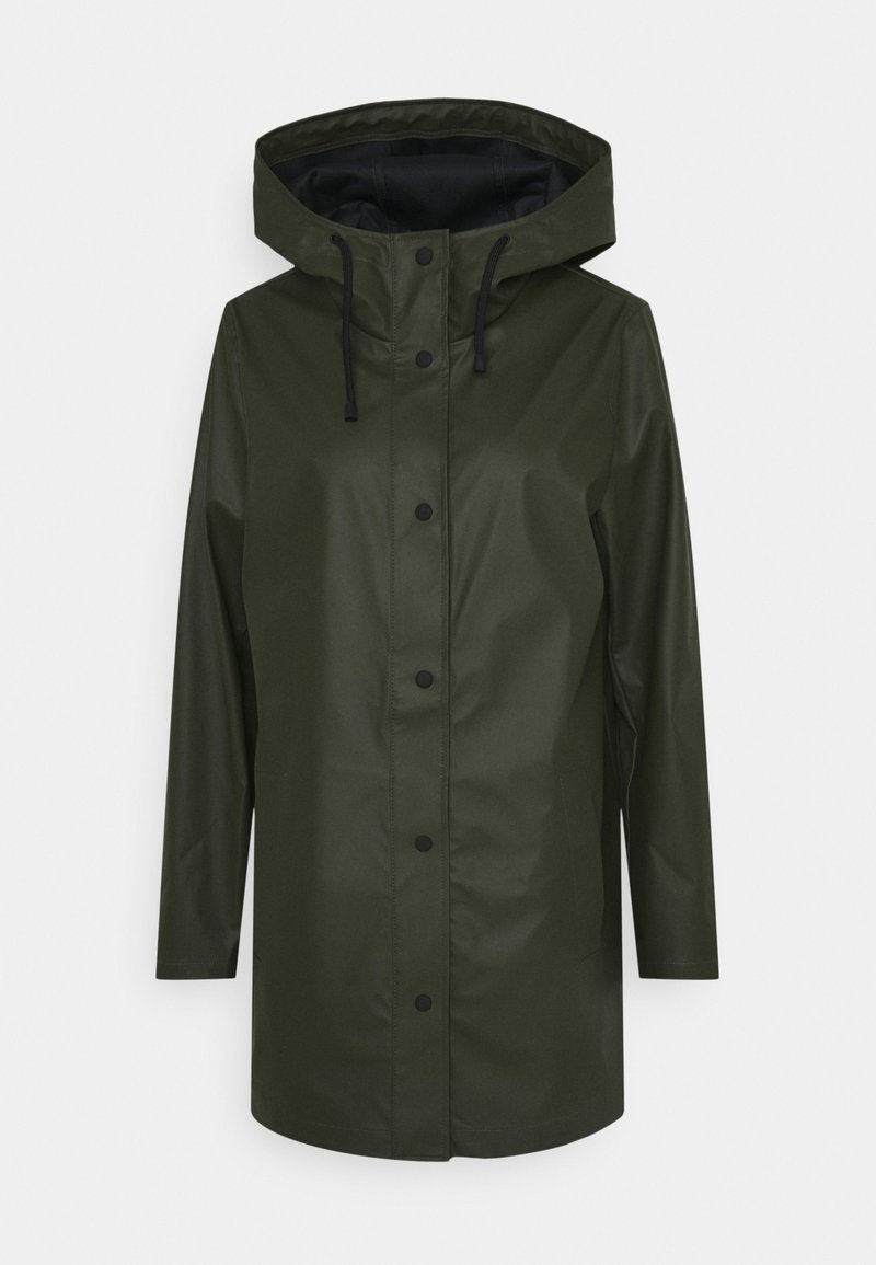 Vandtæt grøn regnfrakke med hætte, lange ærmer, forreste trykknapper og sidelommer. Glat tekstur og minimalistisk design.