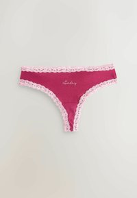 Chiloti roșii thong, cu dantelă roz la margine și un detaliu brodat "Vineri" în față. Material moale și design fără cusături.