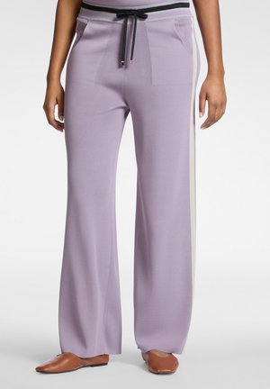 Fliederfarbene, weit geschnittene Hose mit Kordelzug an der Taille, seitlichen Taschen und kontrastierenden beigen Streifen entlang der Seiten. Glatte Textur.