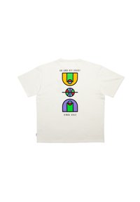 Bílý kratší rukáv T-shirt s barevnými grafickými tiskem basketbalových prvků a textem „NA HŘIŠTI A MIMO NĚJ“ s „OD ROKU 2013“ na dně.