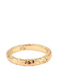 Zlatna prsten s teksturiranom, neravnom površinom i zaobljenim dizajnom, s ugraviranim logotipom na unutarnjoj traci.
