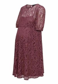 Robe de maternité en dentelle mauve profond avec manches courtes, col rond, et motifs floraux. Silhouette fluide en ligne A, adaptée à diverses occasions.