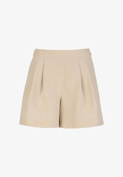 Beige højtaljede shorts med frontplisseringer, en glat linning og en skræddersyet pasform, vist på en hvid baggrund.