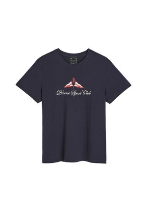 Granatowy t-shirt z krótkim rękawem z napisem "Diverse Sport Club" oraz grafiką czerwono-białej flagi na piersi.