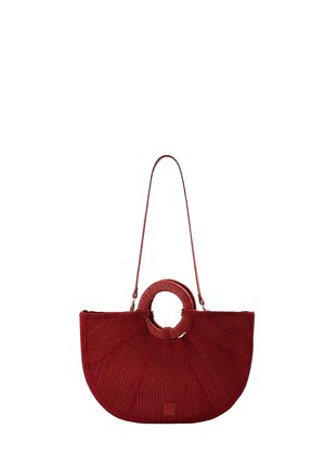 Bolso rojo tejido en forma de media luna con asa circular y correa delgada para el hombro, hecho de material texturizado.