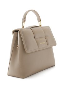 Sac à main en cuir beige avec poignée supérieure, forme structurée, rabat matelassé et ferrures dorées. Petit texte doré sur le rabat : "Isabel Bernard Paris."