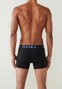 Fekete boxer alsónadrág kék "NEXXT" logóval a derékrészen, sima, rugalmas textúrával és testhezálló kialakítással.