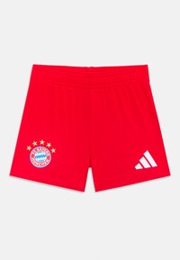 Crvene atletske kratke hlače od laganog materijala, sa simbolom FC Bayern Münchena i Adidas logom u bijeloj boji, s glatkom teksturom.