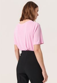 Soaked in Luxury COLUMBINE V-NECK SS - Paprasti marškinėliai - pastel lavender