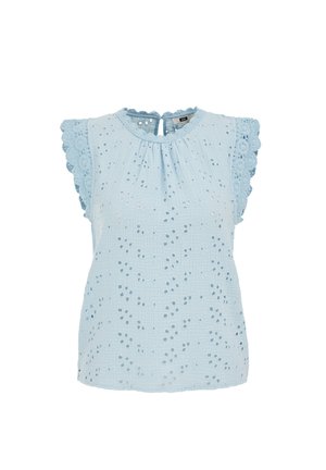 Blouse sans manches bleu clair en tissu ajouré, bordure en dentelle festonnée aux manches et fermeture bouton avec œillet au dos de l'encolure.