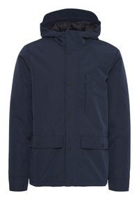 Jachetă impermeabilă de culoare bleumarin, cu fermoar și închidere cu capse, glugă, două buzunare frontale și un buzunar pe piept. Textură netedă, design minimalist.