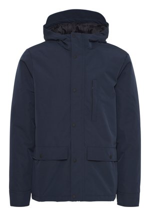 Mørkeblå vanntett jakke med glidelås og trykknapp-lukking, hette, to frontlommer og en brystlomme. Glatt tekstur, minimalistisk design.