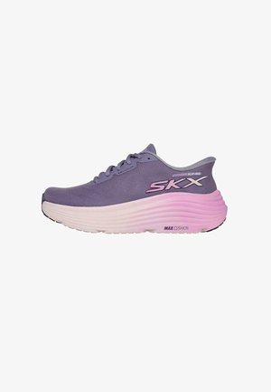 Zapatilla deportiva morada con parte superior de malla, diseño ligero y suela acolchada en un rosa contrastante. Presenta la marca "SKX" en el lateral.