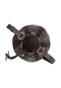 Ronde, donkerbruine leren tas van gevlochten materiaal met een trekkoordsluiting, hardware in goudkleur en een verstelbare schouderband. Glad binnenwerk zichtbaar.