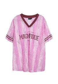 Rosa Spitzen-T-Shirt mit V-Ausschnitt und kurzen Ärmeln. Es hat vertikale Streifen und braune Akzente und zeigt den Text "MAGNIFIQUE" in der Mitte.